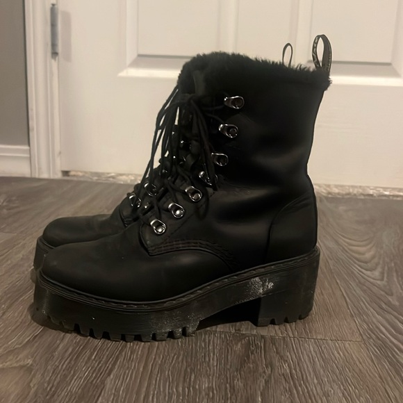 Dr Martens Leona Black Faux Fur Lined Boots size 7 - Picture 1 of 6